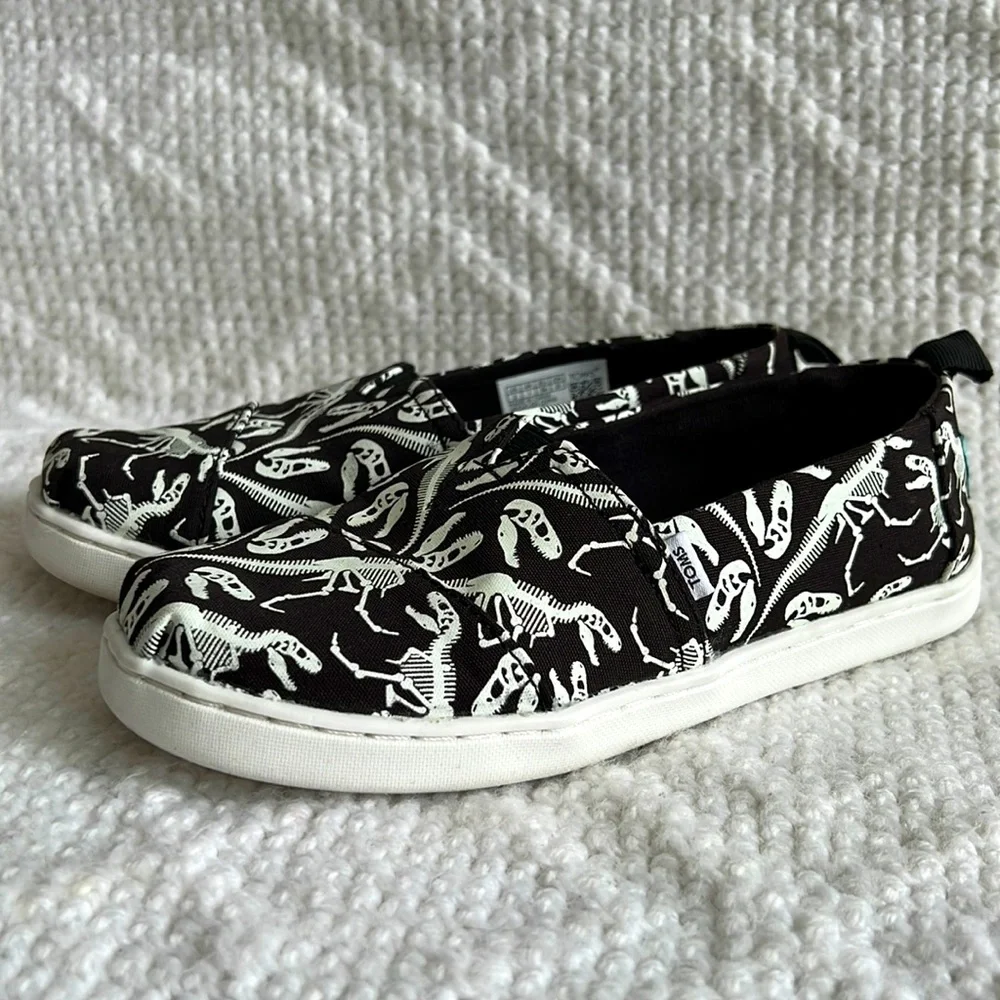 TOMS glow in the dark YOUTH dinosaur shoes Y2